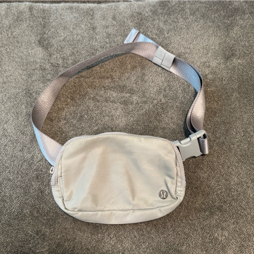 Lululemon Athletica Gray Belt Bag with Sleek Design